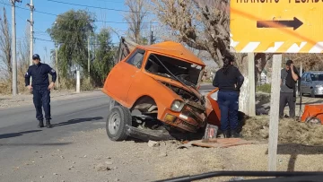 Chocó una camioneta donde viajaban 3 personas, una quedó malherida y murió a las horas en el hospital Chocó una camioneta donde viajaban 3 personas, una quedó malherida y murió a las horas en el hospital