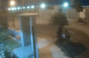 El terrible momento que vivió una vecina de Rawson: regaba y la amenazaron con un arma