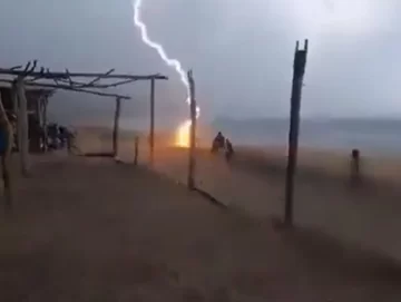 Tragedia en una playa de México: un rayo mató a dos personas cuando salían del mar