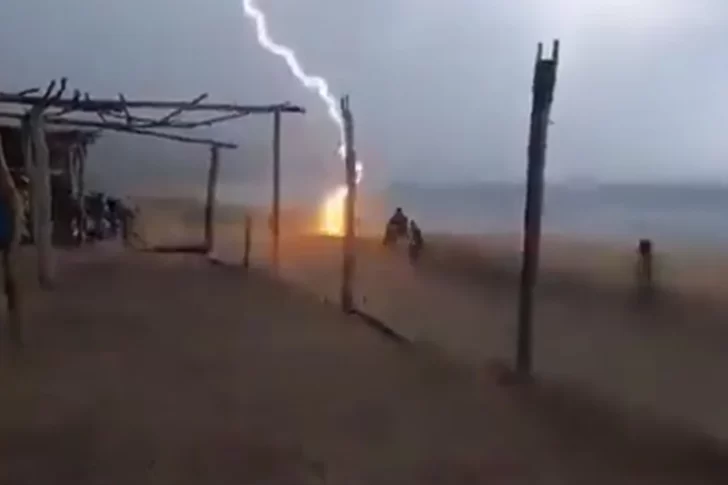 Tragedia en una playa de México: un rayo mató a dos personas cuando salían del mar