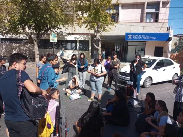 Reubicarán a los alumnos de Teatro, mientras tanto, estudian con custodia policial