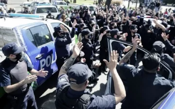 Por las protestas frente a las Quinta de Olivos, desafectaron a 400 policías bonaerenses Por las protestas frente a las Quinta de Olivos, desafectaron a 400 policías bonaerenses