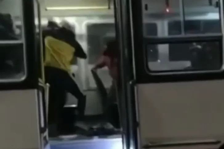 [VIDEO] Salvaje pelea en un colectivo entre 5, ¿participó una mujer?