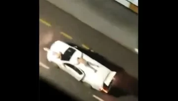 Robo de película: ladrones huyen con rehenes atados en los techos de sus autos Robo de película: ladrones huyen con rehenes atados en los techos de sus autos