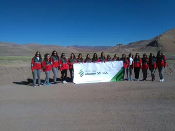 Las 19 candidatas visitaron Veladero y hasta anduvieron en un camión fuera de ruta Las 19 candidatas visitaron Veladero y hasta anduvieron en un camión fuera de ruta
