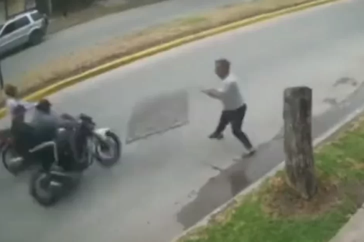 [VÍDEO] Un comerciante evitó un robo al tirarle una reja a dos ladrones y lastimó a un delivery