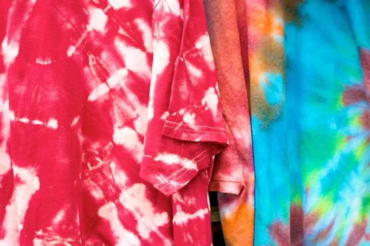 Está de vuelta: cómo usar el estampado batik en 2021