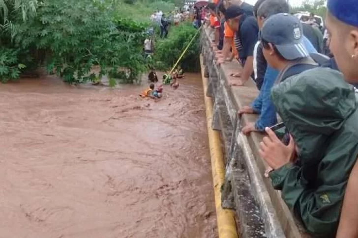 Desesperante rescate de 7 personas arrastradas por la crecida de un río en Tucumán