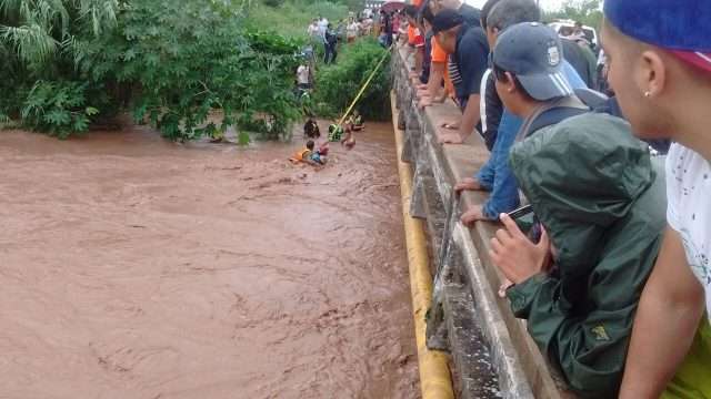 Desesperante rescate de 7 personas arrastradas por la crecida de un río en Tucumán