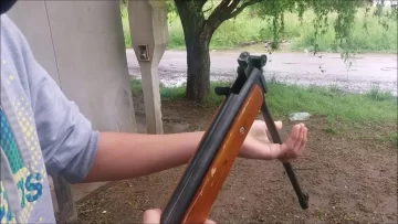 Manipulaba un rifle, se le escapó un tiro y le quedó un proyectil en la cara Manipulaba un rifle, se le escapó un tiro y le quedó un proyectil en la cara