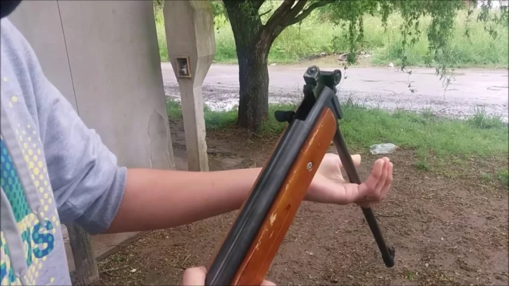 Manipulaba un rifle, se le escapó un tiro y le quedó un proyectil en la cara Manipulaba un rifle, se le escapó un tiro y le quedó un proyectil en la cara