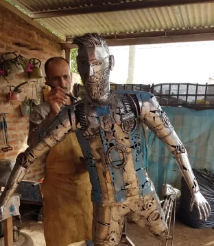 Construyó una escultura de Messi con chatarra Construyó una escultura de Messi con chatarra