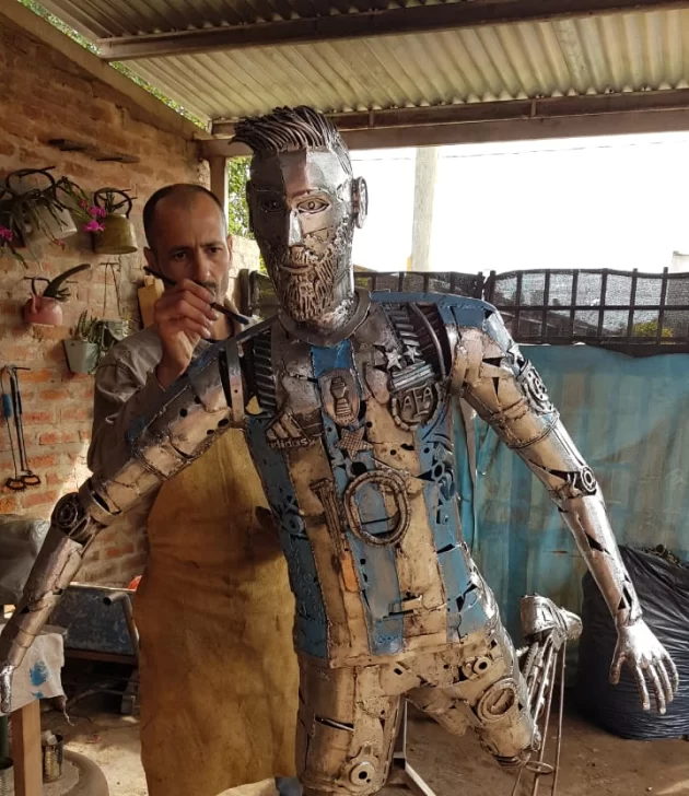 Construyó una escultura de Messi con chatarra Construyó una escultura de Messi con chatarra