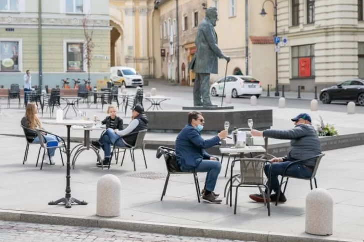 La creativa idea de una ciudad para reabrir los restaurantes en cuarentena