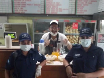 En agradecimiento por su tarea, un local de Capital regala colaciones a policías En agradecimiento por su tarea, un local de Capital regala colaciones a policías