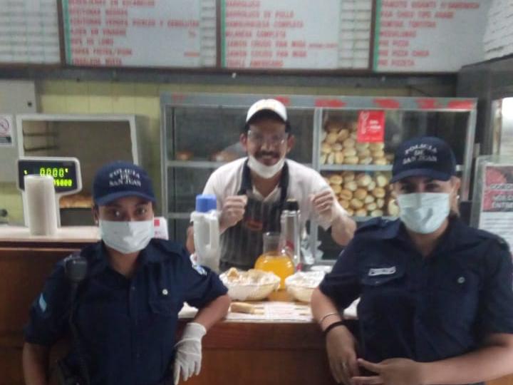 En agradecimiento por su tarea, un local de Capital regala colaciones a policías En agradecimiento por su tarea, un local de Capital regala colaciones a policías