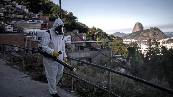 Río de Janeiro decretó toque de queda nocturno y prohibió el comercio en las playas
