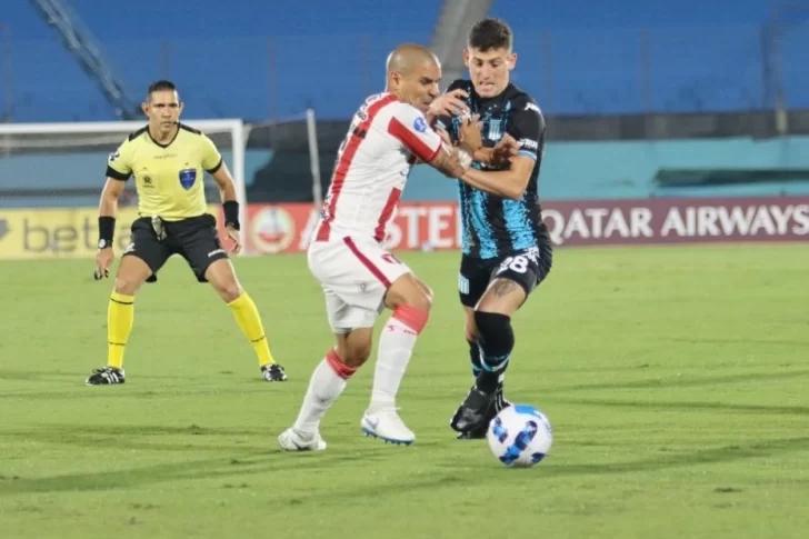 Racing, con gol de Miranda, le ganó sobre la hora 1-0 al River uruguayo