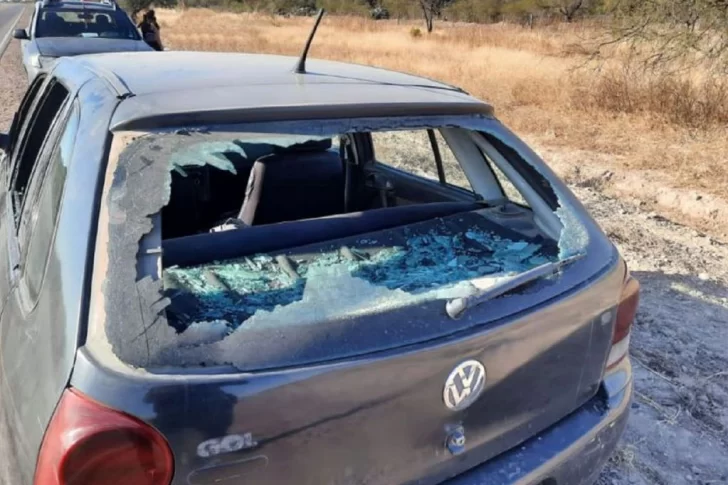 Descubrió a su marido con otra mujer en la ruta y le destrozó la luneta del auto Descubrió a su marido con otra mujer en la ruta y le destrozó la luneta del auto