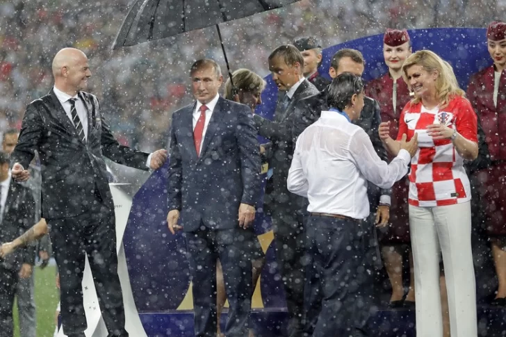 [VIDEO] Solo hubo paraguas para Putin en la premiación
