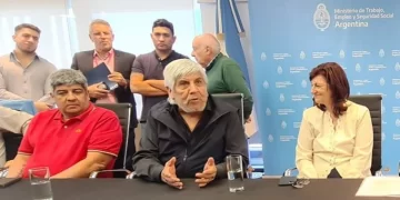 Camioneros acordó un aumento salarial de 107% y un bono de 100 mil pesos Camioneros acordó un aumento salarial de 107% y un bono de 100 mil pesos