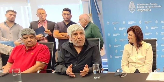 Camioneros acordó un aumento salarial de 107% y un bono de 100 mil pesos Camioneros acordó un aumento salarial de 107% y un bono de 100 mil pesos