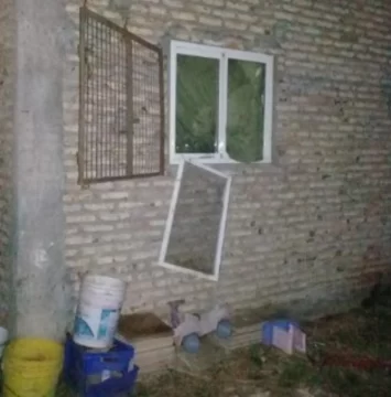 Ladrones entran a una casa por una ventana y roban aparatos, 30.000 pesos y 500 dólares Ladrones entran a una casa por una ventana y roban aparatos, 30.000 pesos y 500 dólares