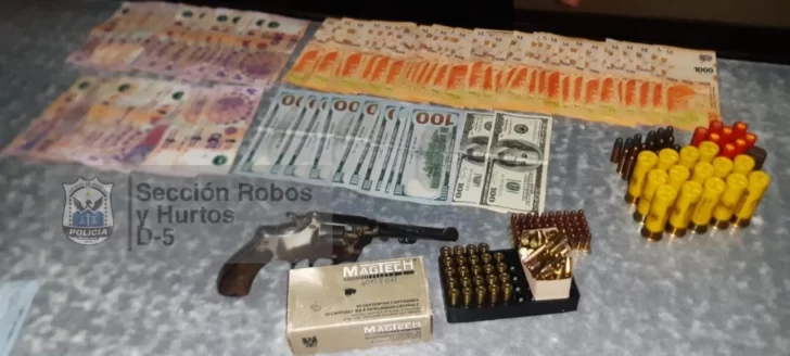 Atraparon a una pareja que había robado 1.500 dólares: tenían el dinero, un arma y proyectiles Atraparon a una pareja que había robado 1.500 dólares: tenían el dinero, un arma y proyectiles