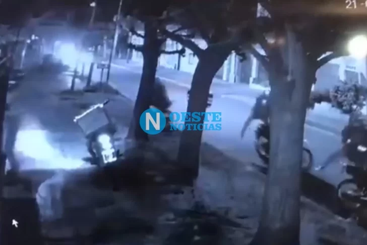 Un delivery se metió en la casa de un cliente para escapar de un grupo de motochorros