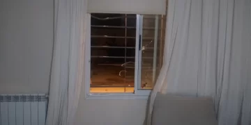 Trepan una medianera, rompen rejas y alarma y se llevan varias cosas de una casa