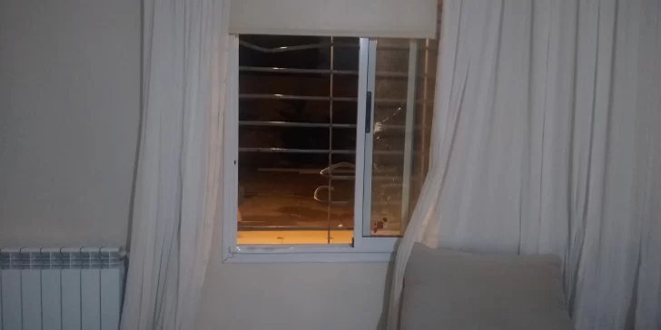 Trepan una medianera, rompen rejas y alarma y se llevan varias cosas de una casa