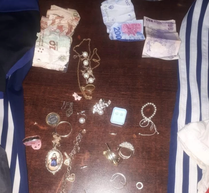 Entró a una casa a robar, cargó parte del botín en una mochila y escondió el resto en el techo Entró a una casa a robar, cargó parte del botín en una mochila y escondió el resto en el techo