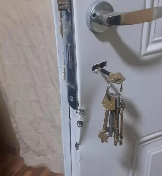 Entraron a dos casas de un barrio con sereno a robar y terminaron comiendo en una de ellas Entraron a dos casas de un barrio con sereno a robar y terminaron comiendo en una de ellas