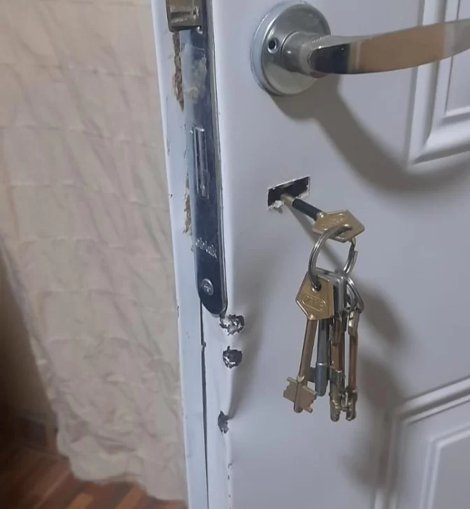 Entraron a dos casas de un barrio con sereno a robar y terminaron comiendo en una de ellas Entraron a dos casas de un barrio con sereno a robar y terminaron comiendo en una de ellas