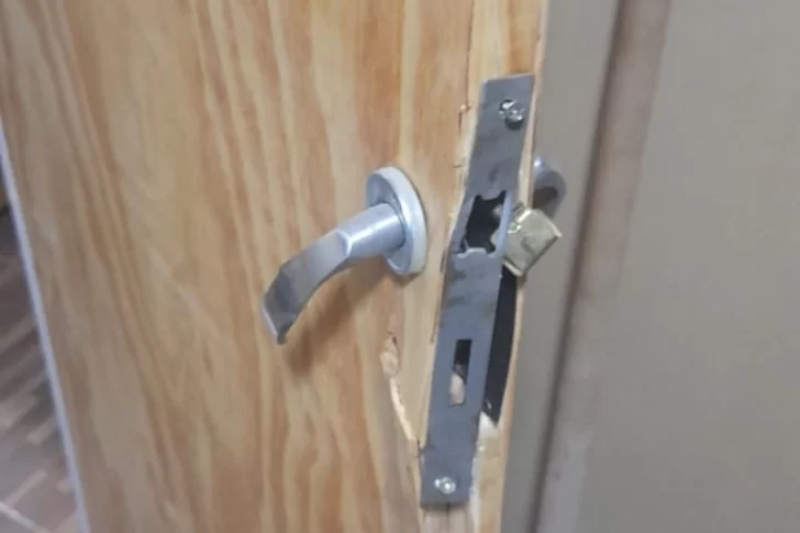 Robó un TV y una bicicleta, luego huyó a otra casa y se escondió debajo de una cama