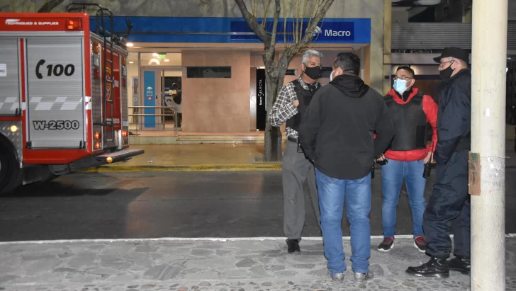 La primera imagen del interior del banco, el lugar por el que el ladrón trató de escapar La primera imagen del interior del banco, el lugar por el que el ladrón trató de escapar