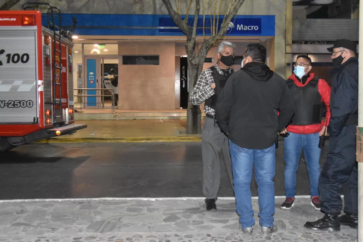 La primera imagen del interior del banco, el lugar por el que el ladrón trató de escapar