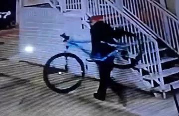 Roban la bicicleta que una mujer usaba para vender cosas dulces y su marido para ir a trabajar Roban la bicicleta que una mujer usaba para vender cosas dulces y su marido para ir a trabajar