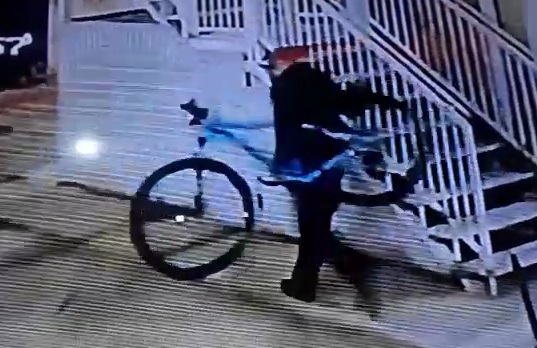 Roban la bicicleta que una mujer usaba para vender cosas dulces y su marido para ir a trabajar Roban la bicicleta que una mujer usaba para vender cosas dulces y su marido para ir a trabajar