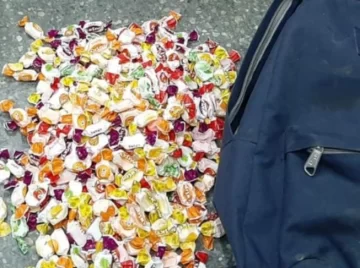 Tres jóvenes robaron un kiosco de barrio y se llevaron cigarrillos y caramelos Tres jóvenes robaron un kiosco de barrio y se llevaron cigarrillos y caramelos