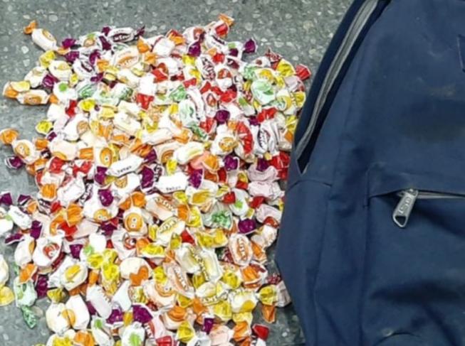 Tres jóvenes robaron un kiosco de barrio y se llevaron cigarrillos y caramelos Tres jóvenes robaron un kiosco de barrio y se llevaron cigarrillos y caramelos