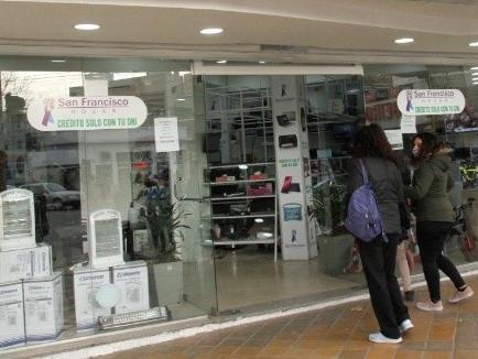 Roban en un conocido local céntrico y caen a una cuadra; uno de 21 años, el otro menor Roban en un conocido local céntrico y caen a una cuadra; uno de 21 años, el otro menor