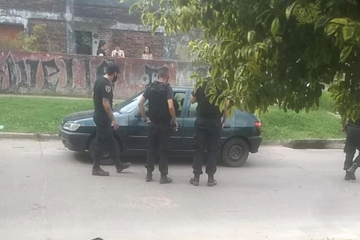 Al estilo de los sicarios: acribillaron a una pareja dentro de su auto