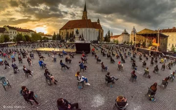 Rumania realiza el primer concierto con público respetando la “distancia social obligatoria” Rumania realiza el primer concierto con público respetando la “distancia social obligatoria”