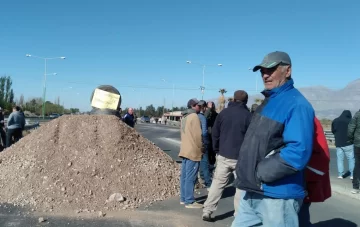 La triple muerte en Ruta 40 colmó la paciencia de los vecinos y salieron a protestar La triple muerte en Ruta 40 colmó la paciencia de los vecinos y salieron a protestar