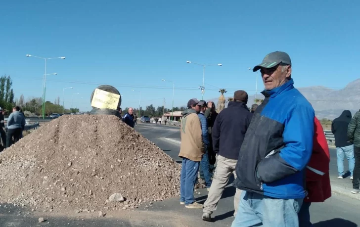 La triple muerte en Ruta 40 colmó la paciencia de los vecinos y salieron a protestar La triple muerte en Ruta 40 colmó la paciencia de los vecinos y salieron a protestar