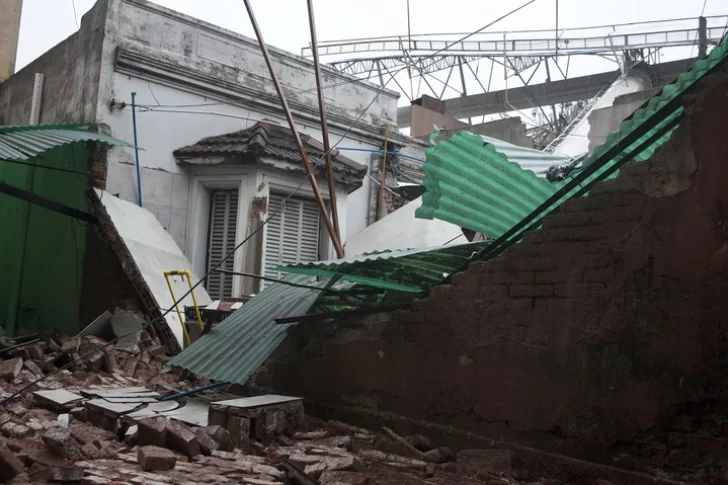 Un padre y su hijo murieron electrocutados durante la feroz tormenta en Buenos Aires