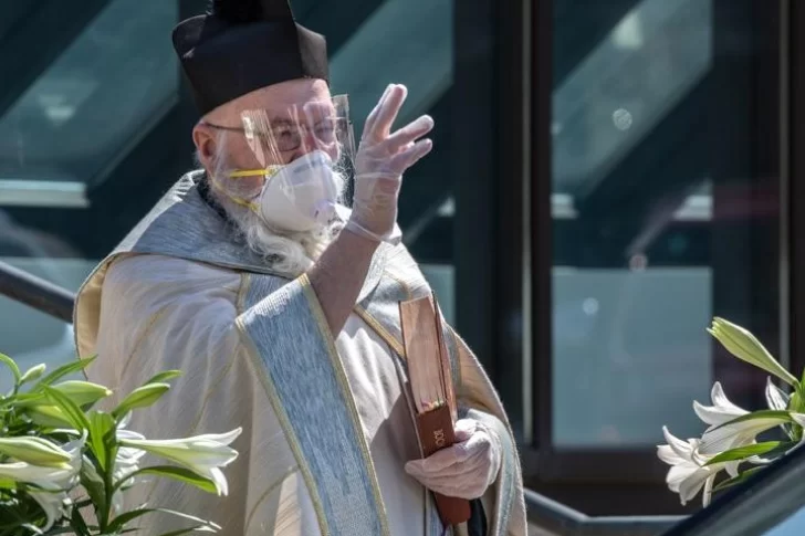 [FOTO] Un sacerdote usó una pistola de agua para bautizar a una beba