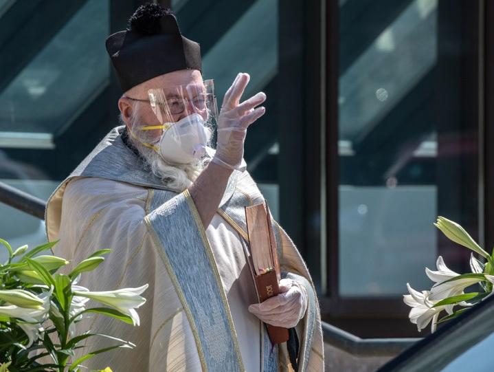 [FOTO] Un sacerdote usó una pistola de agua para bautizar a una beba