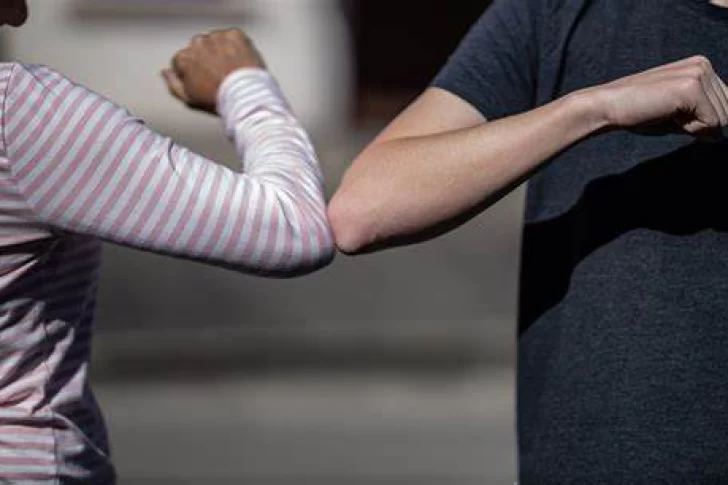 Beso, puño o codo: cómo saludar ahora, según los especialistas